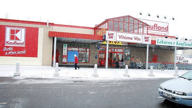 Prodejna Kaufland je lákadlem násosků i zlodějů. Ti často končí v rukách strážníků.