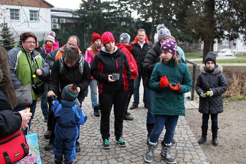 Zhruba tři desítky světýlek pustili po vodě v zámeckém parku malí i velcí účastníci úterní akce. 