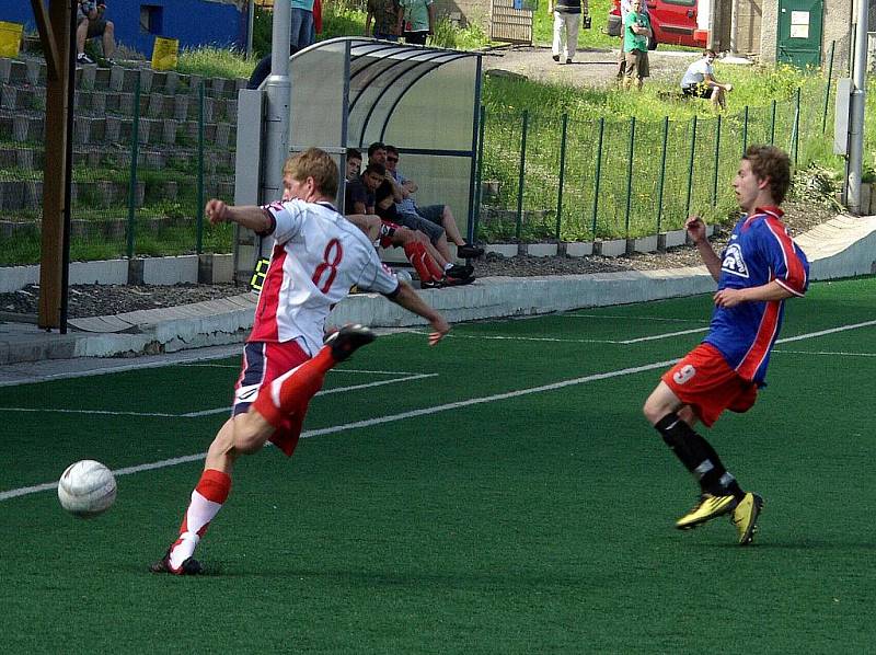 Starší dorost Nového Jičína (modlo-červené dresy) porazil doma SK Hranice 2:0. 