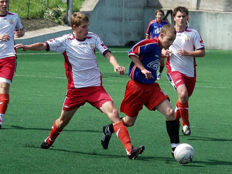 Starší dorost Nového Jičína (modlo-červené dresy) porazil doma SK Hranice 2:0. 