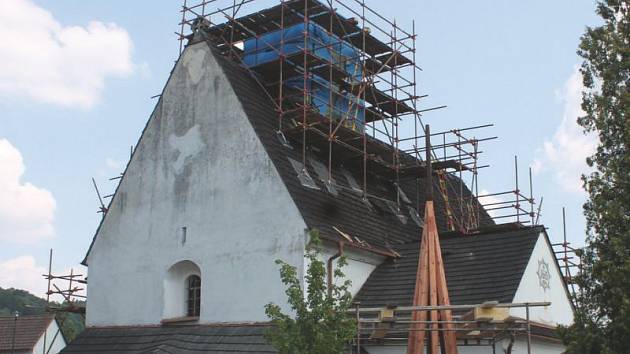 Kostel v Rybí byl naposledy rekonstruován před šedesáti lety. Teď dostane novou střechu.