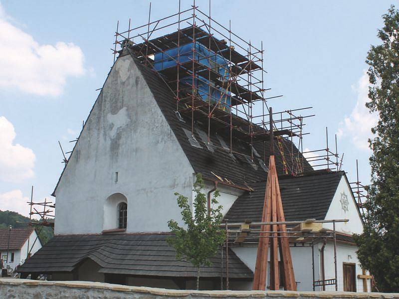 Kostel v Rybí byl naposledy rekonstruován před šedesáti lety. Teď dostane novou střechu.