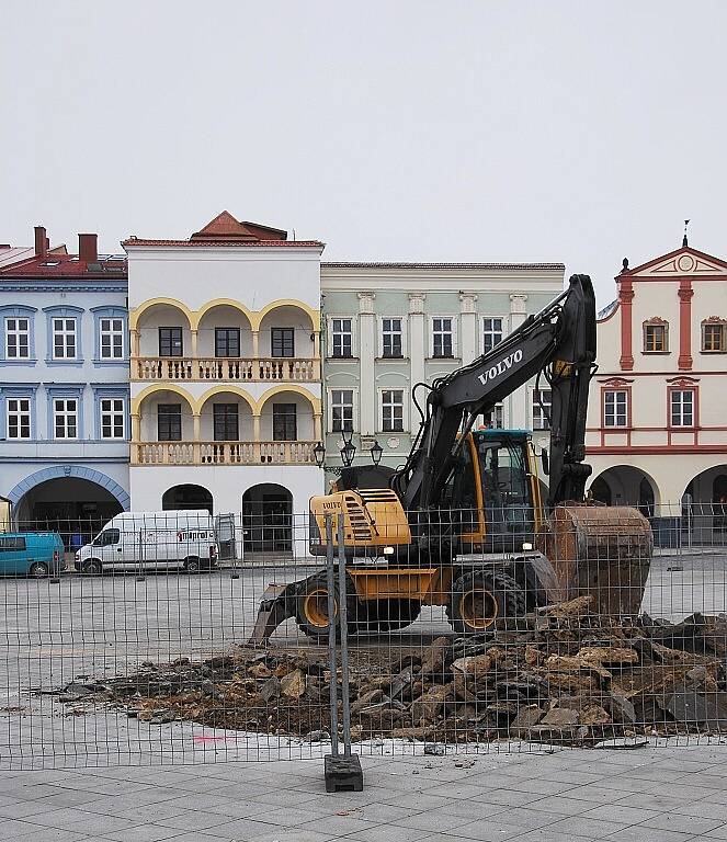 V pondělí 16. března začala II. etapa rekonstrukce Masarykova náměstí v Novém Jičíně. Počítá se s náklady třicet milionu korun, práce by měly být ukončené do městských slavností v září tohoto roku.