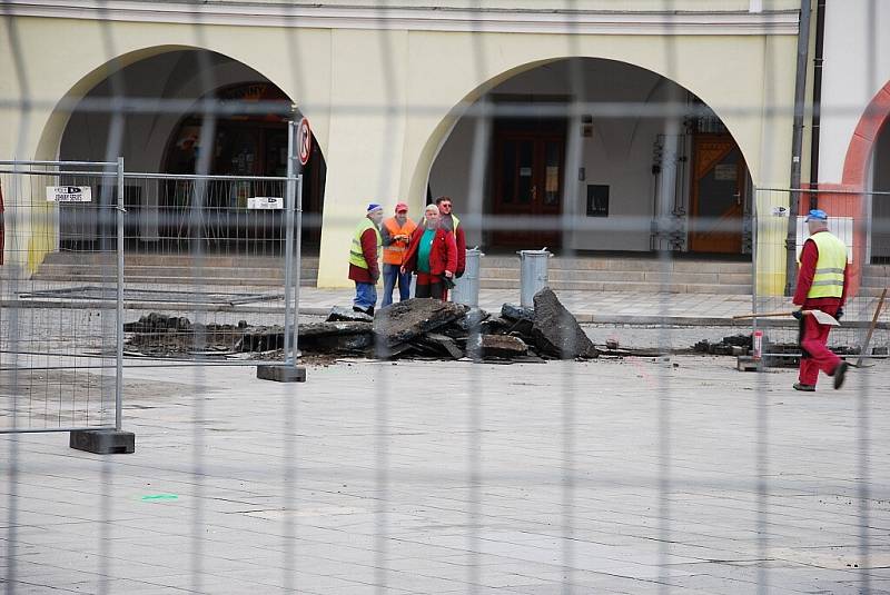 V pondělí 16. března začala II. etapa rekonstrukce Masarykova náměstí v Novém Jičíně. Počítá se s náklady třicet milionu korun, práce by měly být ukončené do městských slavností v září tohoto roku.