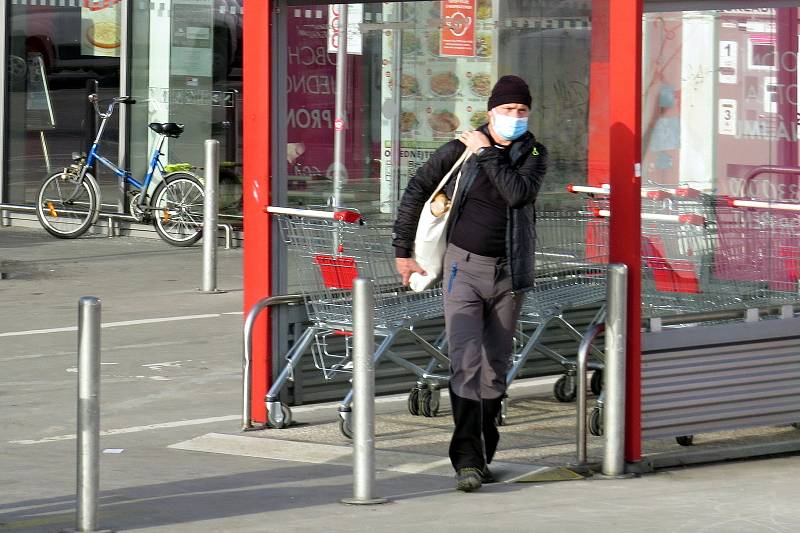 Většina lidí v Novém Jičíně vařízení o povinnosti používat respirátor v obchodech, na zastávkách a jiných místech ve čtvrtek odpoledne dodržovala. 25. února 2025.