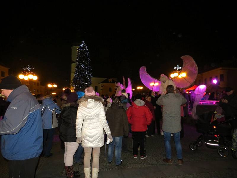 Nebeskou návštěvu hostilo o druhé adventní neděli Slezské náměstí v Bílovci. 