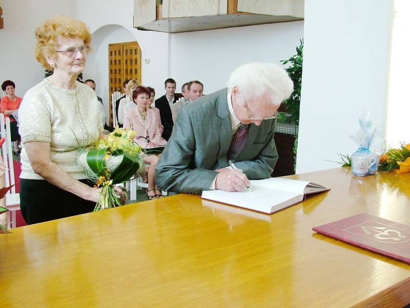Oba manželé se podepsali do Pamětní knihy Bílovce.