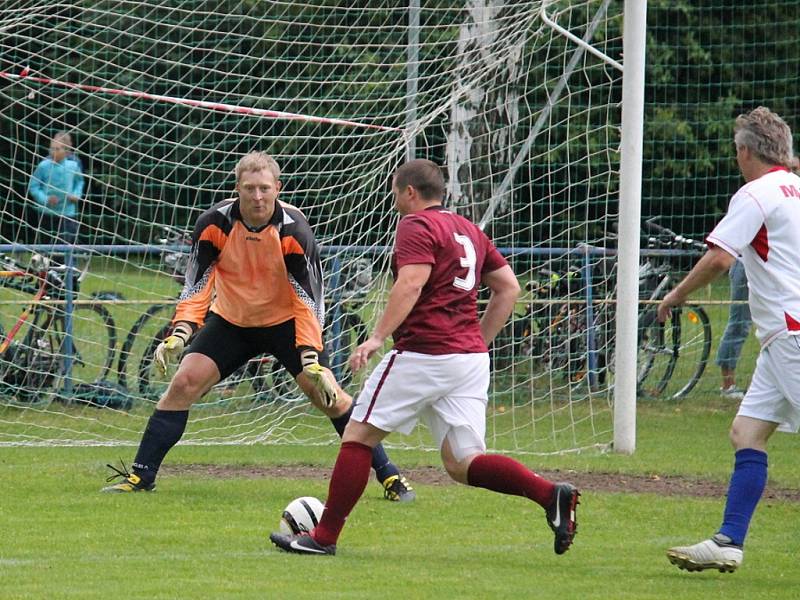 Oslava 80. let založení fotbalového oddílu ve Vlčovicích nabídla divákům vrchol v podobě exhibičního duelu starých gard, kdy se domácím postavil celek Sparty Praha. 