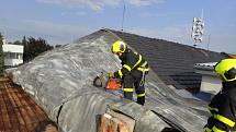 V Jeseníku nad Odrou v pátek dopoledne museli hasiči odstraňovat větrem poškozenou část střechy kulturního domu.