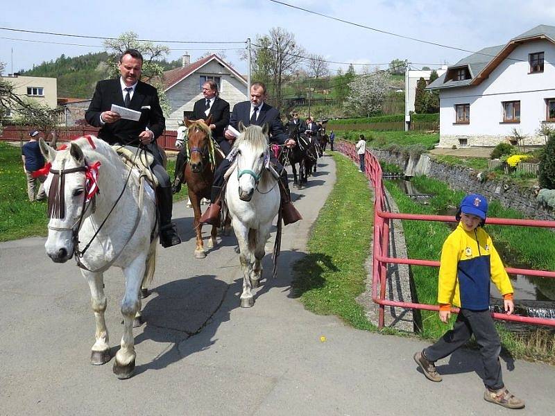 Jízda kolem osení, nebo také Rajtování, je prastarý zvyk jehož historie sahá až k dobám po bitvě na Bílé hoře. Lukavec, místní části Fulneku, je jediným místem v České republice, kde se tato velikonoční tradice dodržuje dlouhá léta do dnešních dnů.