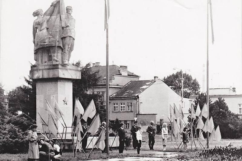 Slavnostní akt u sousoší Vítězství a družba v Novém Jičíně. Foto: se svolením Miroslava Urbana