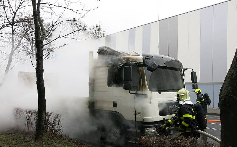 Požár nákladního automobilu MAN, převážejícího 5 tun plechů, v Novém Jičíně.