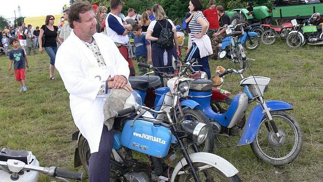 Stovky příznivců a milovníků jízdy na malých motocyklech se sjelo do Frenštátu pdo Radhoštěm na pátý ročník akce Fichtlday.