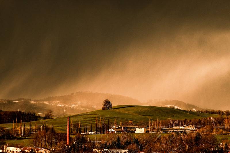 Slunce, sníh, vítr, Lysá hora a Beskydy. Ilustrační foto.