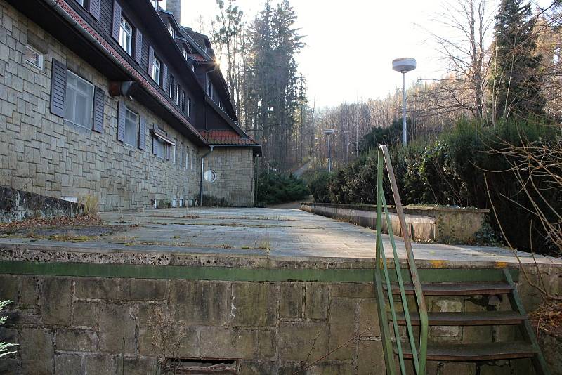 Hotel Vlčina. Základní kámen hotelu byl usazen před osmdesáti lety. Dnes je na chátrající objekty komplexu smutný pohled.