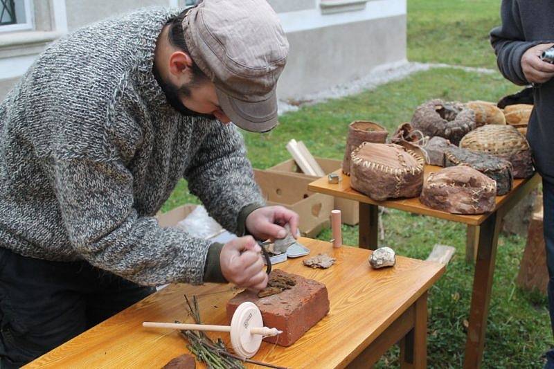 S tím, jak se kdysi vyráběly nitě či provazy, jak se tkalo, nebo jak se obrábělo dřevo, se mohli v sobotu 9. listopadu seznámit návštěvníci zahrady Piaristického kláštera v Příboře.