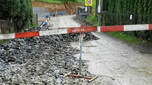 Uzavírka z obou stran, rozkopaná cesta, nemožný průjezd ani jedním směrem. To je v současné době denní chléb desítek obyvatel Lubiny.