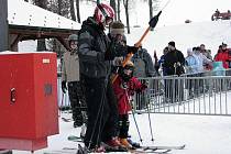 Pravého zimního počasí využily stovky milovníků lyžování, snowboardu i bobování a vyrazily do některého z lyžařských středisek. Takto to vypadalo v Tošovicích u Oder.