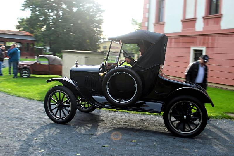 Desítky majitelů automobilových a motocyklových veteránů se sjely do areálu zámku v Kuníně, aby odtud vyrazily na 9. ročník Svatováclavské vyjížďky.