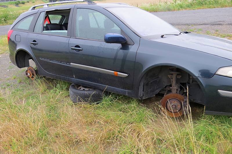 Z Renaultu Laguna odstaveného nedaleko dálnice v Mankovicích se stal časem vrak.