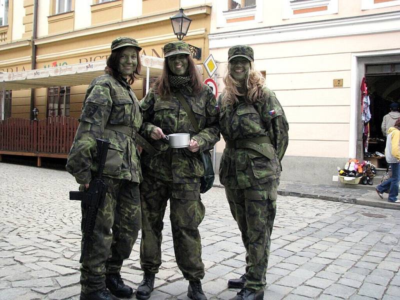 Novým Jičínem procházeli ve středu 6. května maskovaní studenti.