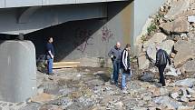 Mrtvého muže nalezli v pondělí 4. října ráno obyvatelé Nového Jičína pod mostem přes řeku Jičínku.