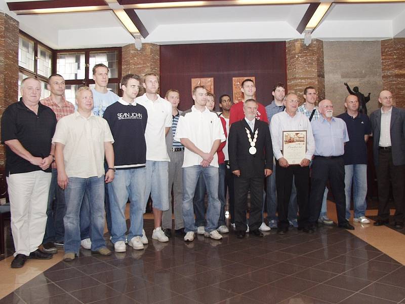 Přijetím pozvání na radnici starostou Nového Jičína udělali basketbalisté Geofinu Nový Jičín pomyslnou čáru za letošní úspěšnou sezonou.