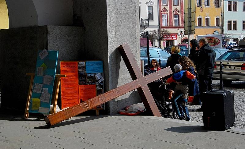 Sobotní dopolední počasí přálo velikonočnímu jarmarku, který se konal v centru Příbora. 