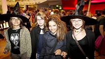 Na premiéru dorazilo mnoho lidí po celé zemi stylově v čarodějnickém obleku, jako třeba parta mladých lidí v Praze na snímku.