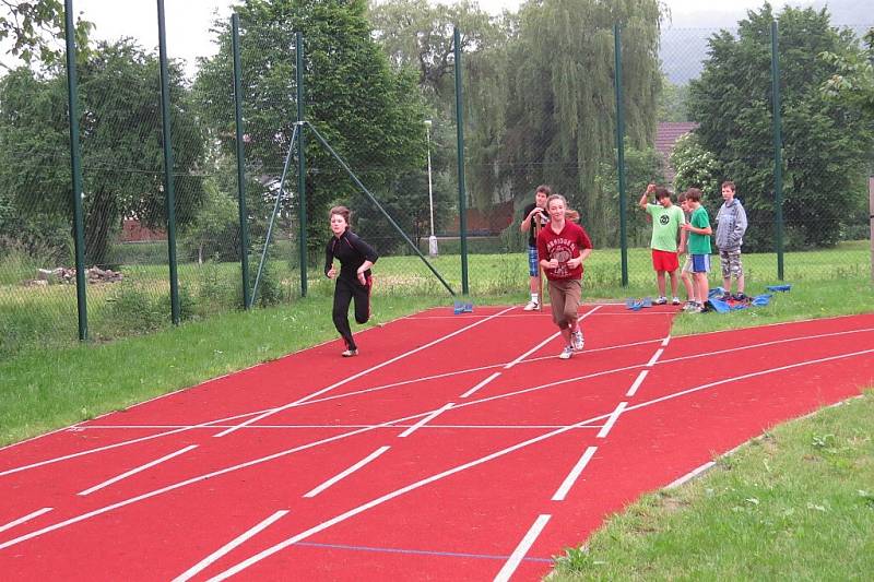 V pátek 7. června se do sportovního areálu Základní školy Pohořská v Odrách sjeli mladí sportovci z celého Novojičínska. Konalo se tam totiž okresní kolo Odznaku všestrannosti olympijských vítězů (OVOV).