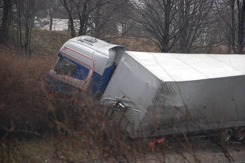 V pondělí 9. března ve tři hodiny ráno došlo k havárii polského kamionu na silnici I/48 nedaleko Libhoště, místní části Nového Jičína.
