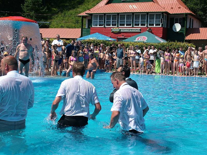To bylo slávy!!! Psal se 5. červenec 2006 a v Libotíně, části Štramberku otevírali koupaliště po rekonstrukci.