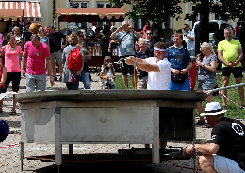 Gigantické Štramberské ucho se peklo o první červnové sobotě odpoledne.  Foto: Deník/Adam Knesl