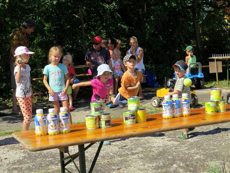 Na patnáct malotraktorů i větších traktorů – zetorů – se v sobotu 27. srpna postavilo na start závodu ve druhém ročníku traktoriády, která se konala v areálu bývalého kravína v obci Rybí. 