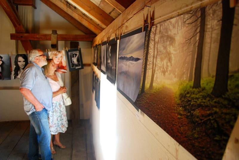 Malebné kulisy Bartošovického mlýna se staly výstavními prostory pestrých snímků Fotoklubu Příbor.