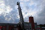 Nový výsuvný žebřík s košem, který v pátek dostali fulnečtí hasiči, dosáhne do výšky třiceti metrů.