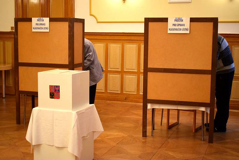 Ve Slatině na Novojičínsku je volební místnost tradičně v obřadní síni místního zámku.