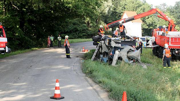 V příkopě skončila tatra s domíchávačem, jejíž řidič se snažil zabránit případné kolizi.