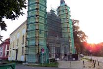 Práce na opravě fasády kostela v Kuníně již začaly.