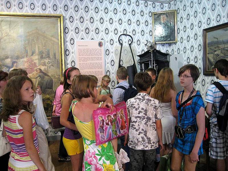 Žáci Základní školy Komenského 68 Nový Jičín si slavnostní akt zpestřili a vysvědčení si přišli převzít do muzea.