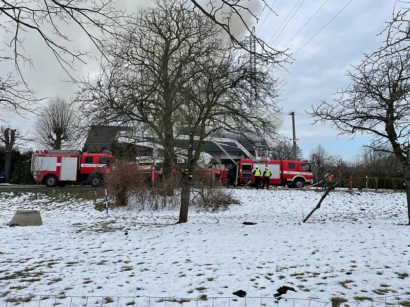 Požár domku zaměstnal šest jednotek hasičů.