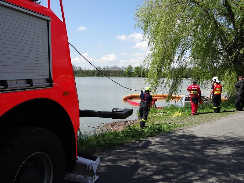 Hasiči v pondělí vytahovali Hyundai z rybníku Bezruč v Jistebníku.