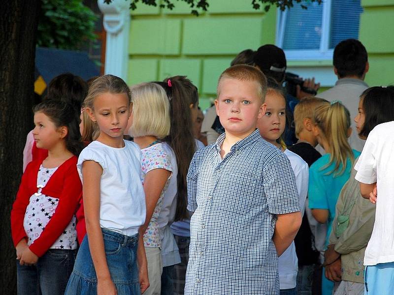 Netradiční začátek školního roku proběhl na Základní škole Komenského 68 v Novém Jičíně. Škola slaví letos sto let od svého založení, a proto se 1. září vrátila do časů svého vzniku.