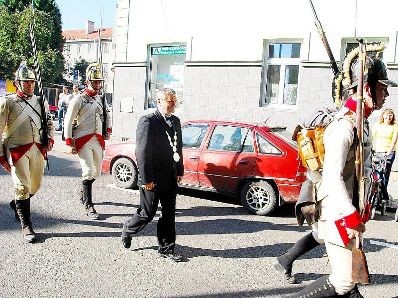 Netradiční začátek školního roku proběhl na Základní škole Komenského 68 v Novém Jičíně. Škola slaví letos sto let od svého založení, a proto se 1. září vrátila do časů svého vzniku.