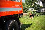 Mohutný vyvrácený strom odstraňovali hasiči v Bravanticích.