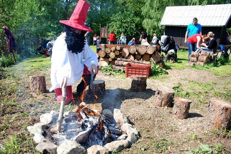 Večerníčkův pohádkový les pobavil o prosluněné sobotě více než stovku dětí v novojičínské místní části Loučka, v areálu zdejší Orlovny.