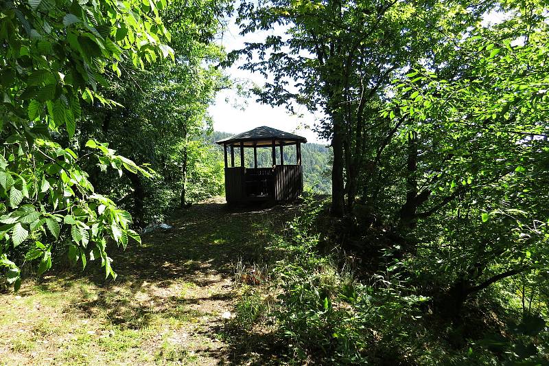 Heřmánky jsou malebná obec v údolí mezi kopci. Turisty vyhledávaná je Švédská skála.