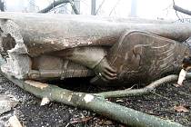 Jen poničené torzo zůstalo ze sochy svatého Václava v Národním sadu ve Štramberku po pádu stromů.