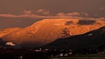 Slunce, sníh, vítr, Lysá hora a Beskydy. Ilustrační foto.