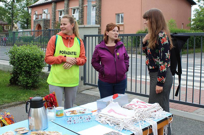 Kristýnka lyžuje na monoski. Premiérový benefiční běh, který pořádala skupina žáků Smajlíci ze Základní školy T. G. Masaryka v Bílovci, jí má pomoci v jejím sportovním snažení.